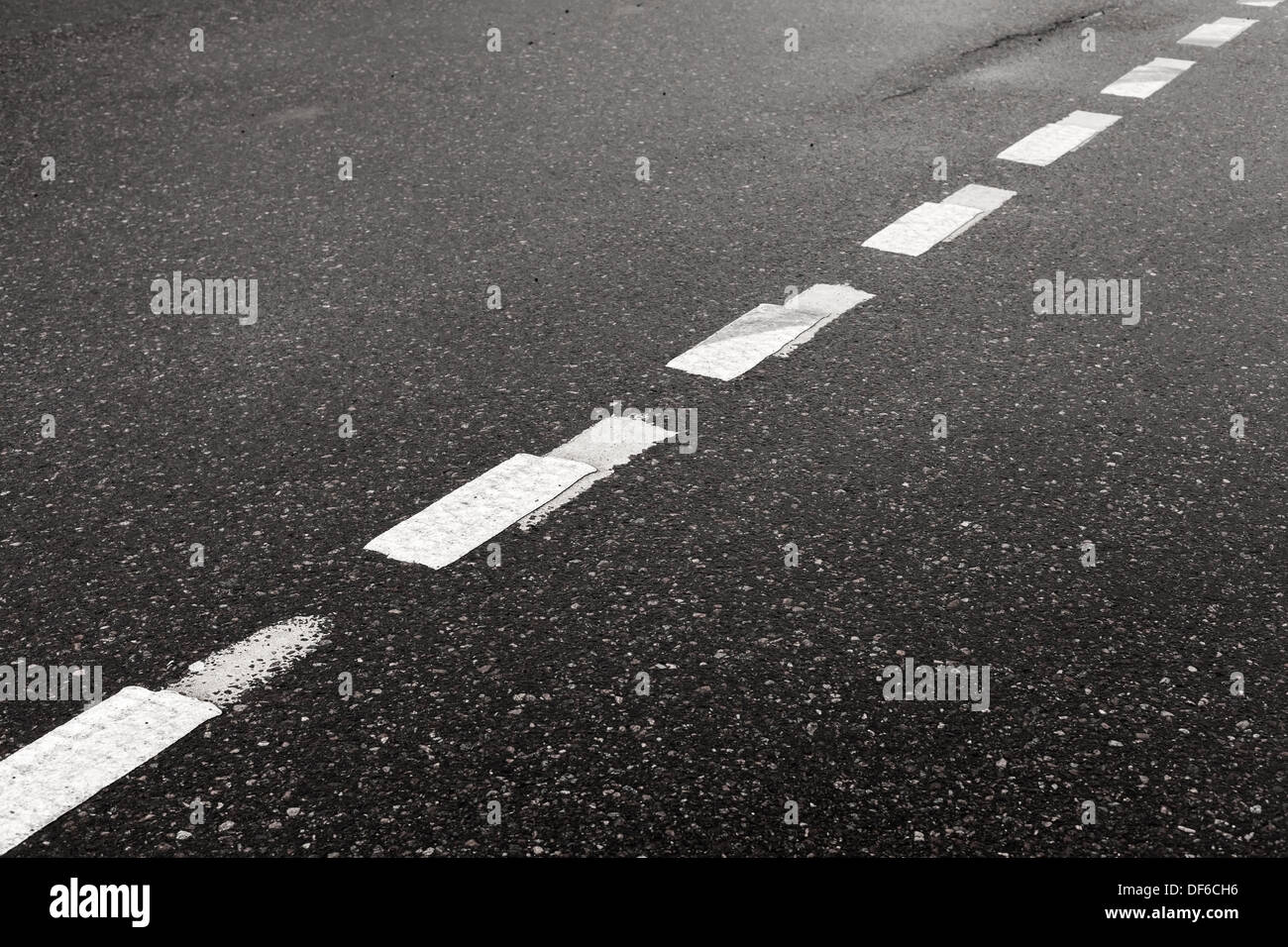 Dunklen, nassen Asphalt Straße Hintergrund mit gestreiften Markierung Trennlinie Stockfoto