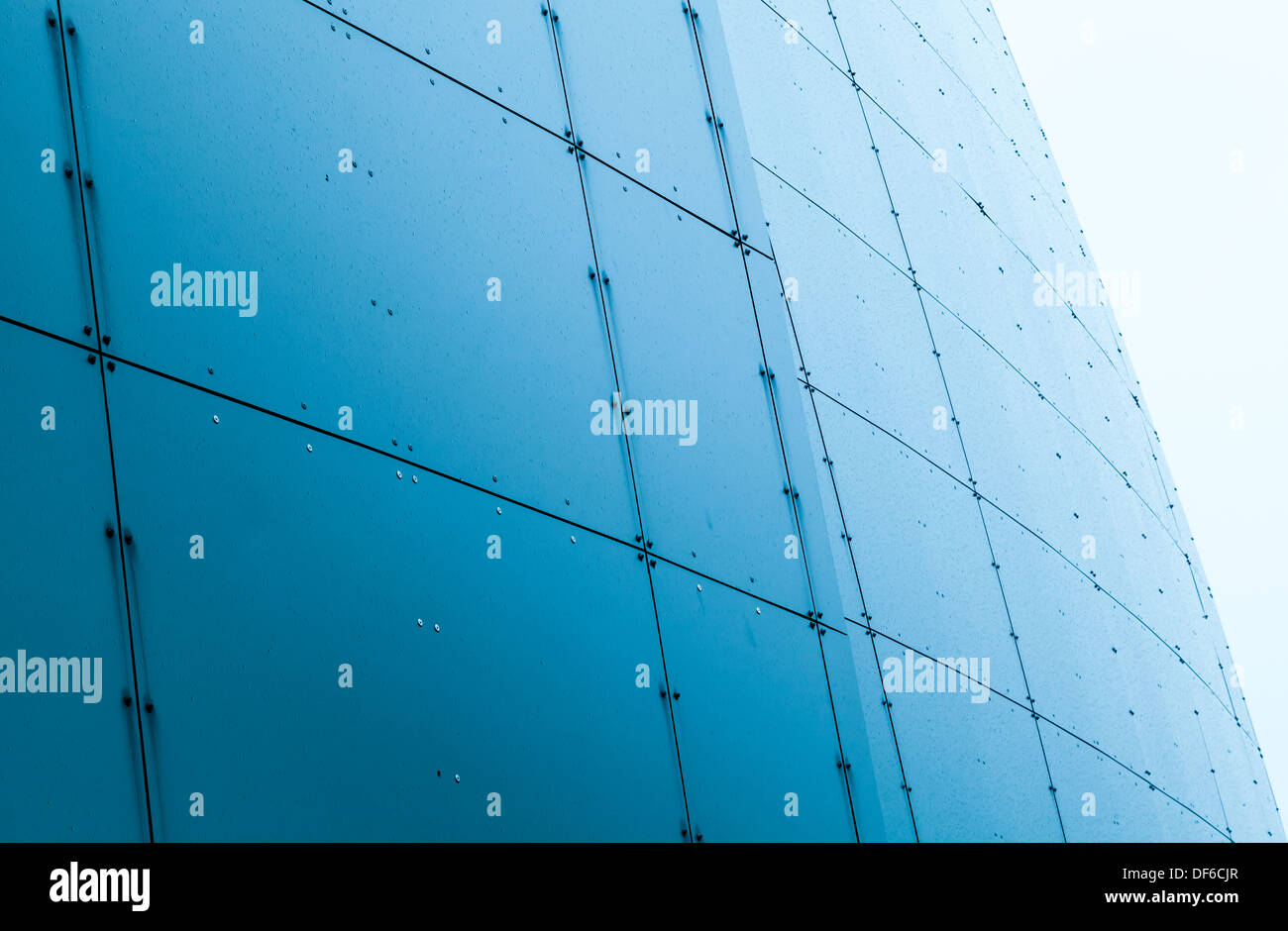 Abstrakt Architektur Fragment mit blauen nass Stahlpaneele Stockfoto