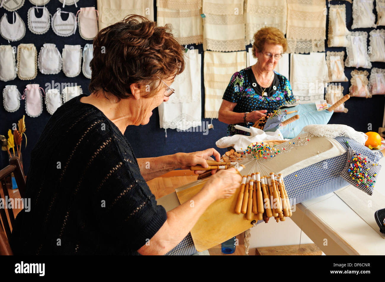 Handwerker-Frauen der Asociacion Palillada von Klöppelspitzen, eine symbolische Weberei Kunstwerk das Dorf Camariñas, Galizien, Spanien Stockfoto