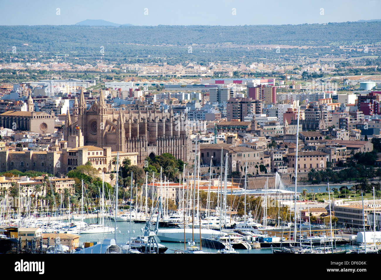 Palma de Mallorca Hafen: Hafen und die Kathedrale, das Schloss Bellver anzeigen Stockfoto