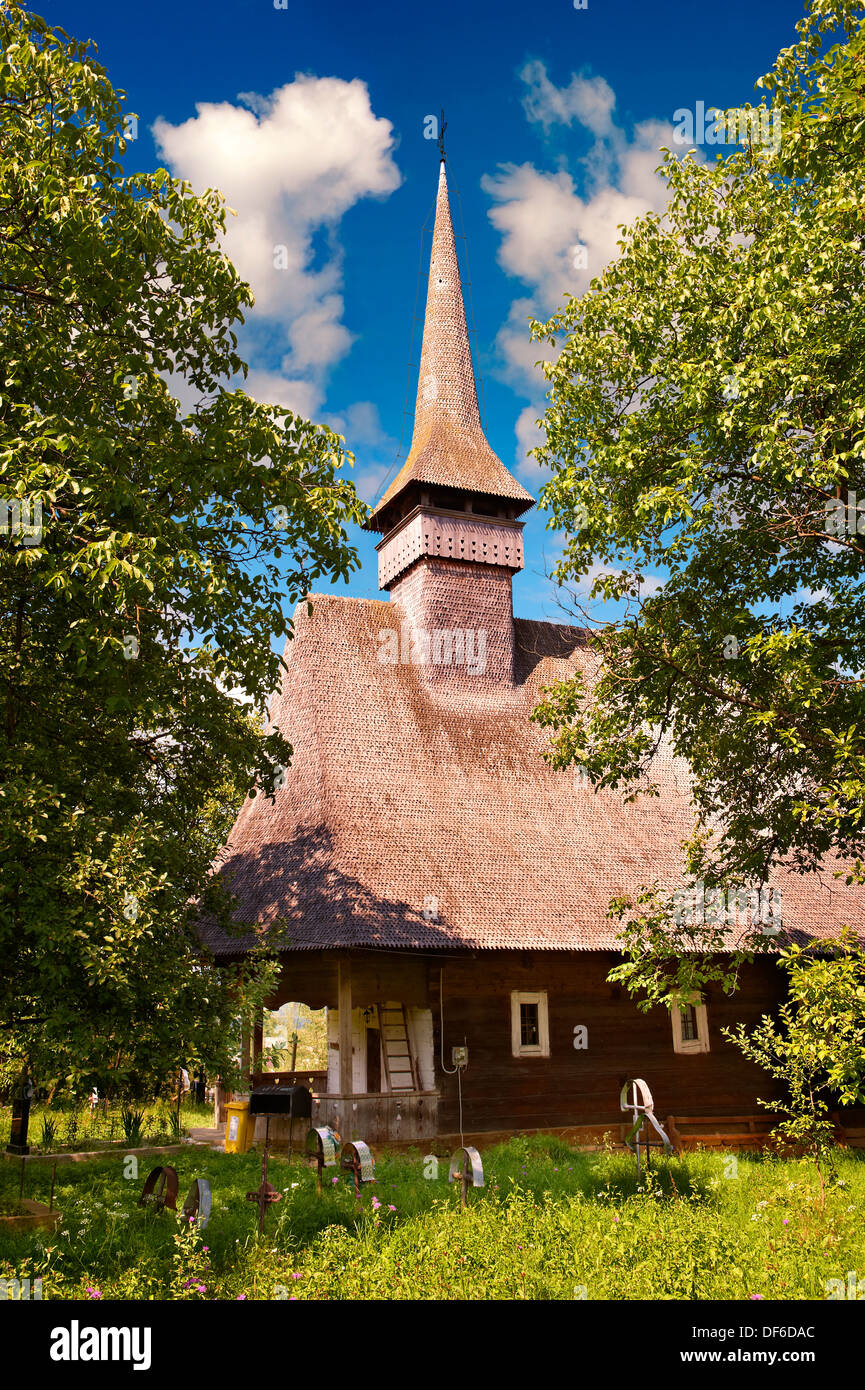 Hölzerne Kirche (Biserica de Lemn) St. Nicolae, Maramures, nördlichen Siebenbürgen, Rumänien. UNESCO-Weltkulturerbe Stockfoto