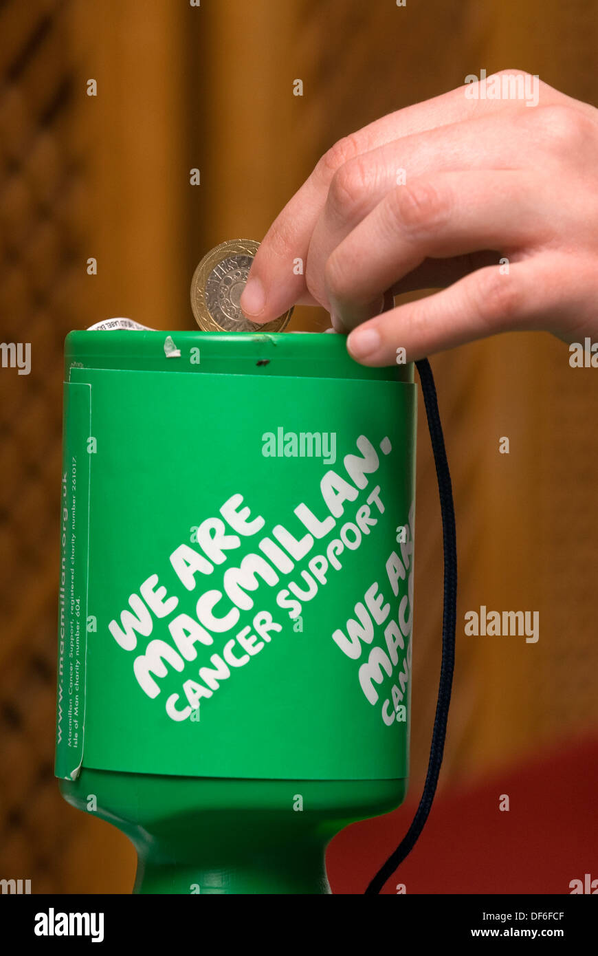 Eine £2 Spende Krebs unterstützen, Surrey zu Macmillan, UK. Stockfoto