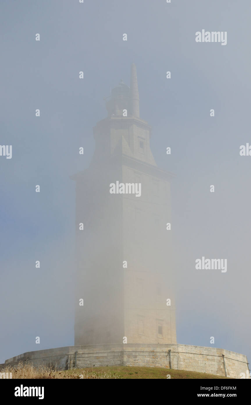 Die Torre de Hercules Leuchtturm Form inmitten der Küstennebel. A Coruña, Galicien, Spanien Stockfoto