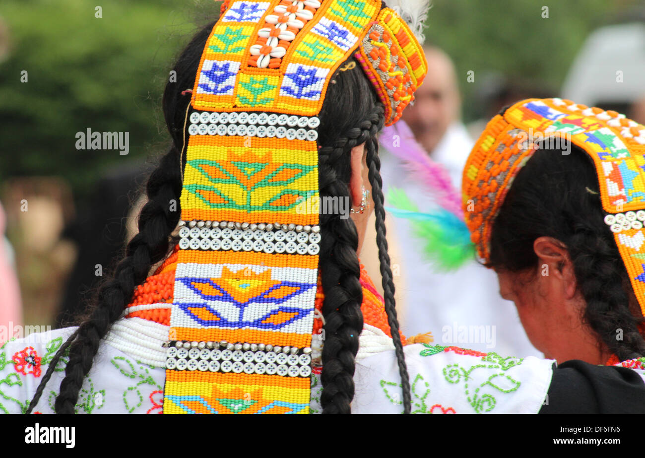 KARACHI, PAKISTAN--SEP 28: Kalash Frauen aus Chitral Pakistan führen einen Tanz auf der Expo-Pakistan in Karachi, Pakistan. Stockfoto