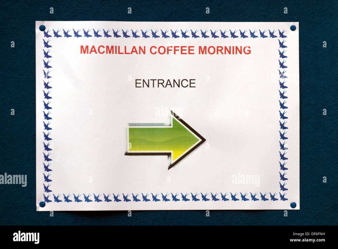 Schild weist den Weg zu einer Macmillan Cancer support Kaffee am Morgen, Farnham, Surrey, Großbritannien. Stockfoto