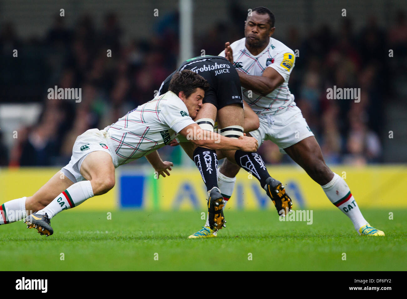 Exeter, UK. 29. September 2013. Vereniki Goneva und Anthony Allen stellen ein Doppel-zu bekämpfen. Aktion während der Aviva Premiership Runde 4-Partie zwischen Exeter Chiefs und Leicester Tigers spielte in Sandy Park, Exeter Stockfoto