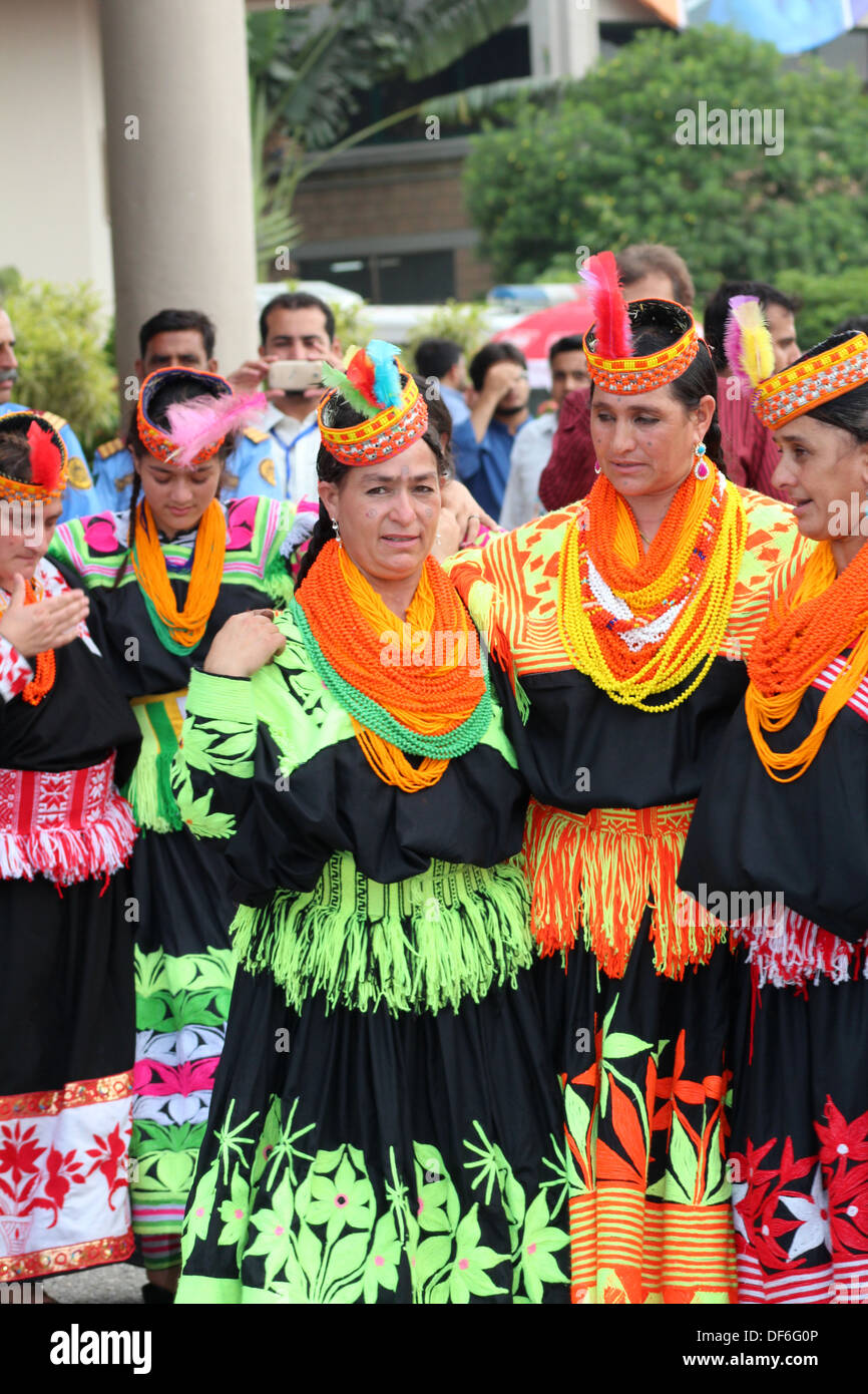 KARACHI, PAKISTAN--SEP 28: Kalash Frauen aus Chitral Pakistan führen einen Tanz auf der Expo-Pakistan in Karachi, Pakistan. Stockfoto