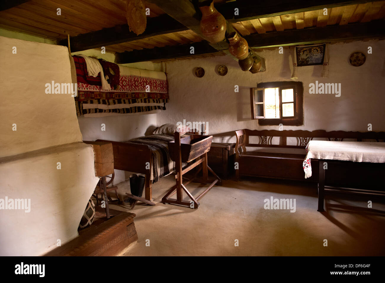 Rustikales Interieur eines Holzhauses Izei Tal von Maramures. Das Dorf-Museum in der Nähe von Sighlet, Maramures, Transsilvanien Stockfoto