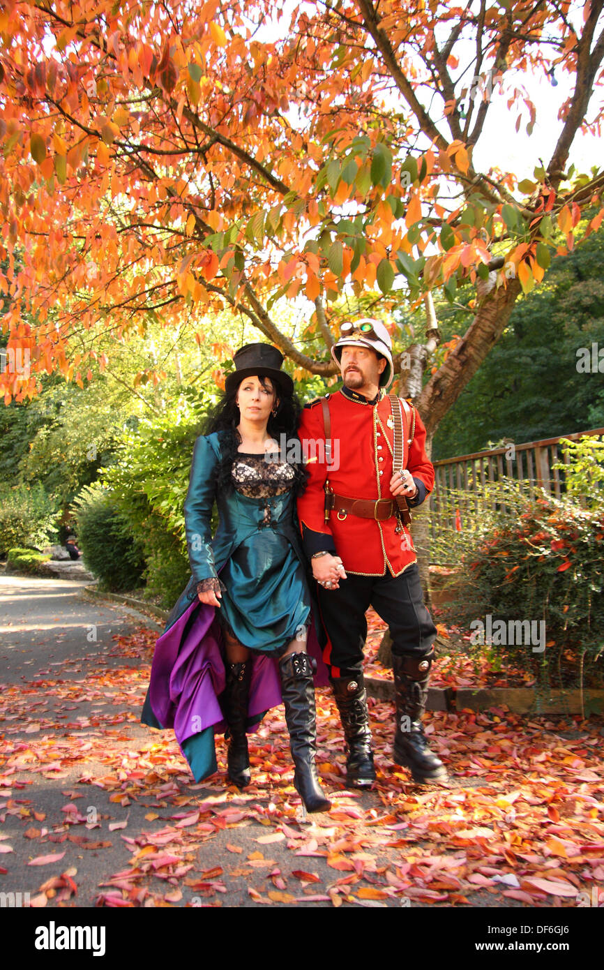 Derbyshire, UK. 29 Sept. 2013.Steampunks, Silber Johnson und Tony Lightowler Spaziergang unter herbstlichen Blättern in den Derwent Gärten in Matlock Bath, einem viktorianischen Kurstadt in Derbyshire, während die Stadt zweiten Steampunk Illuminata Jahresveranstaltung.  Die Steampunk-Subkultur entstanden aus einem Genre der Science Fiction Literatur und ist gekommen, um seine eigene Musik und Pseudo-viktorianische Mode-Stile zu entwickeln. Bildnachweis: Matthew Taylor/Alamy Live-Nachrichten Stockfoto