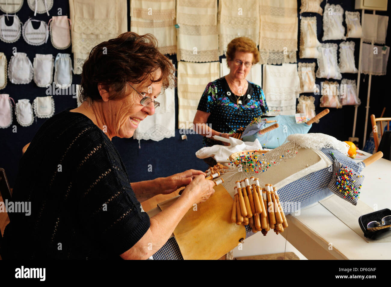 Handwerker-Frauen der Asociacion Palillada von Klöppelspitzen, eine symbolische Weberei Kunstwerk das Dorf Camariñas, Galizien, Spanien Stockfoto