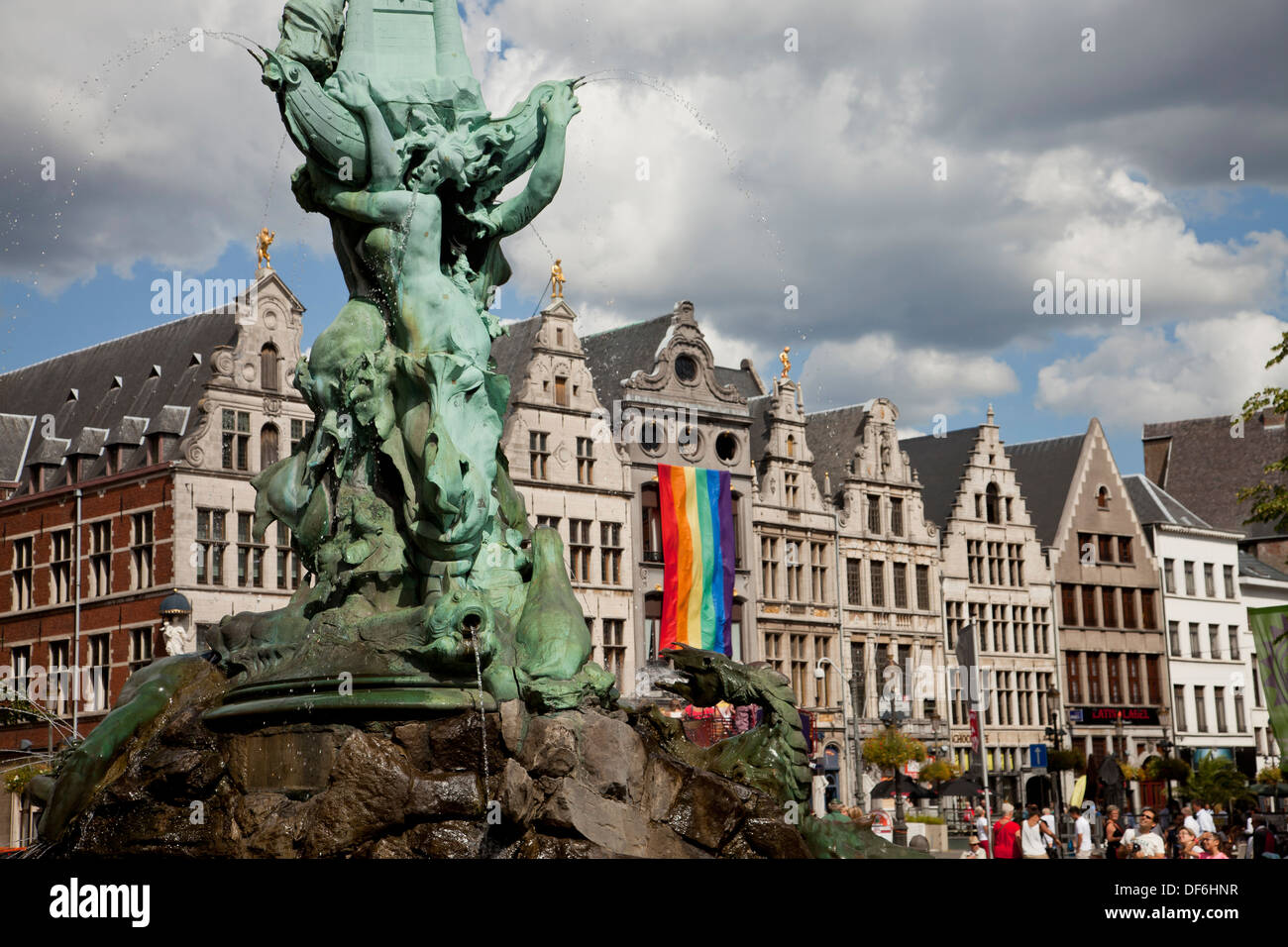 Statue von Brabo und der Riese Hand Brunnen und aus dem 16. Jahrhundert Gildenhäuser am Marktplatz Grote Markt in Antwerpen, Belgien, Stockfoto