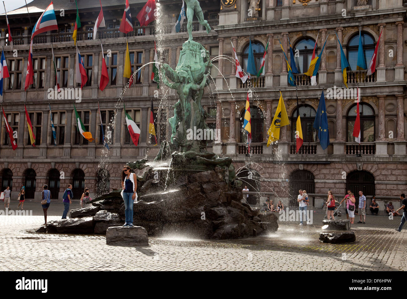 Statue von Brabo und der Riese Hand Brunnen und Antwerpen City Hall am Grote Markt oder Hauptplatz in Antwerpen, Belgien, Stockfoto