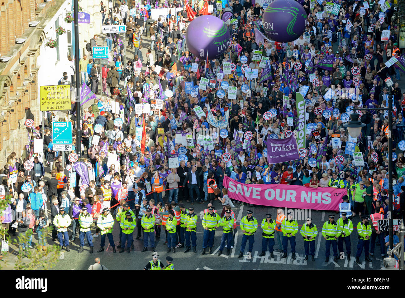 Manchester, UK. 29. September 2013. Eine Luftaufnahme des Portland Street während einer Nord-West TUC organisiert März und Rallye National Health Service (NHS) Arbeitsplätze und Dienstleistungen von Kürzungen und Privatisierungen verteidigen wollte. Der März fällt mit der konservativen Partei Konferenz 2013 in der Stadt statt. Bildnachweis: Russell Hart/Alamy Live-Nachrichten. Stockfoto