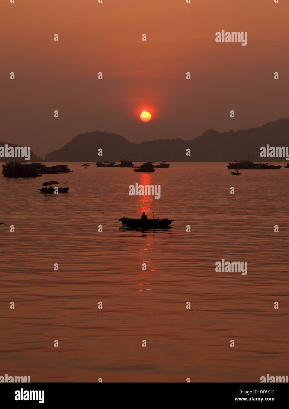 Einen wunderschönen Sonnenuntergang auf Cat Ba Hafen und Lan-Ha-Bucht im nordöstlichen Vietnam. Stockfoto