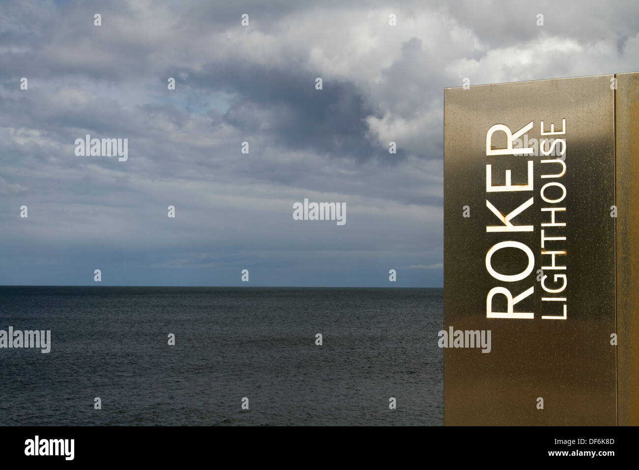 Zeichen für den Roker Leuchtturm am Strand Roker Sunderland, Nordostengland Stockfoto