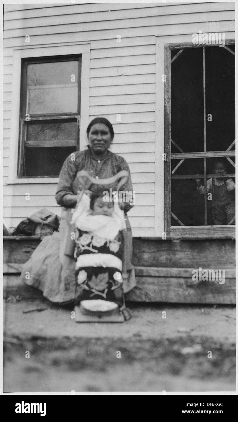 Mrs. Tom Johnson wird mit ihrem Baby abgebildet, um einen Moment des Familienlebens in einem historischen Kontext festzuhalten. Stockfoto
