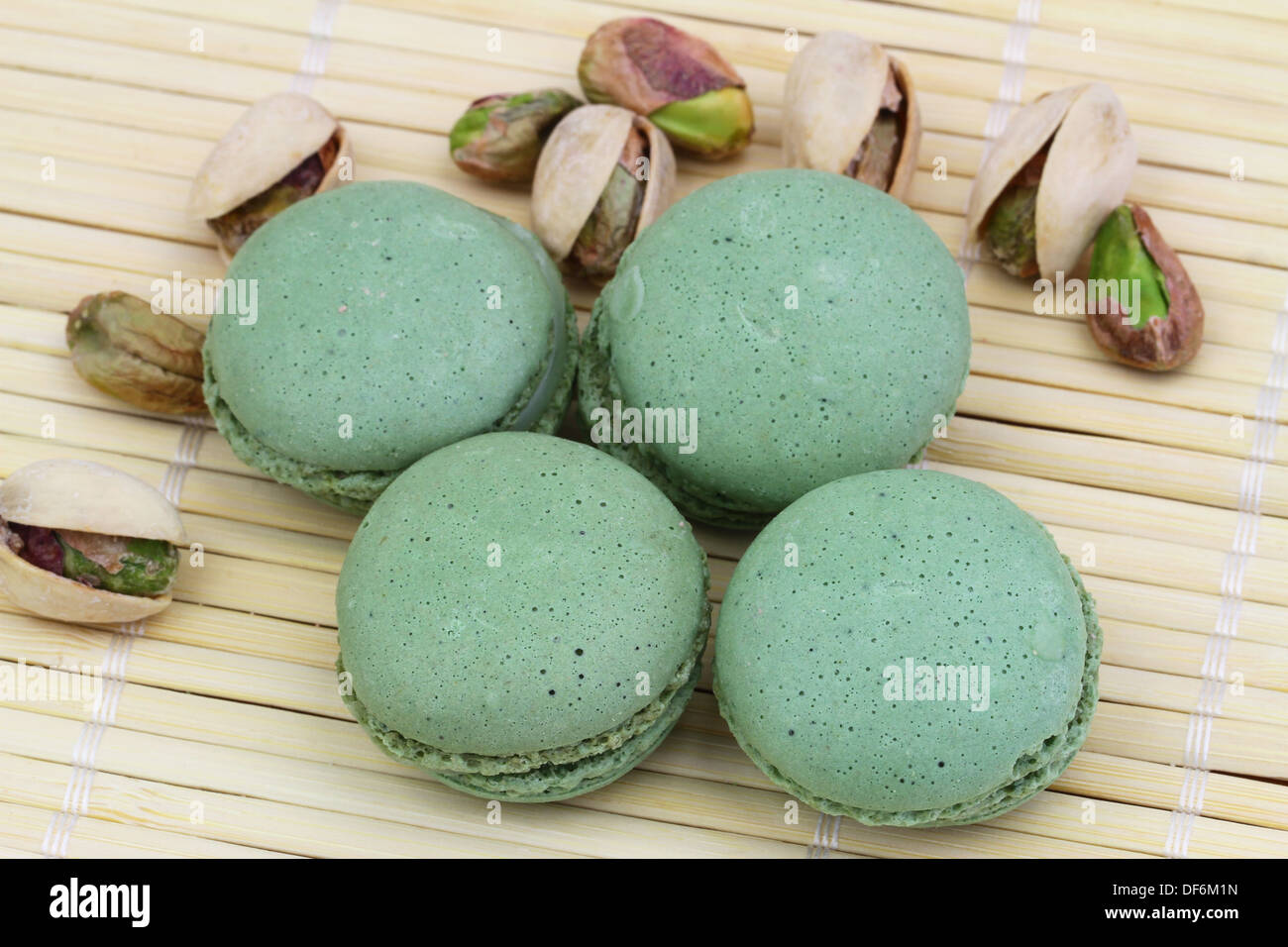Pistazien-Makronen und Pistazien Stockfoto