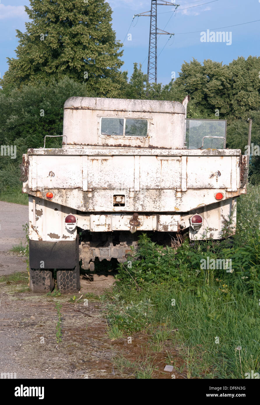 ein Militär-LKW ist im Bereich vernachlässigt. Stockfoto