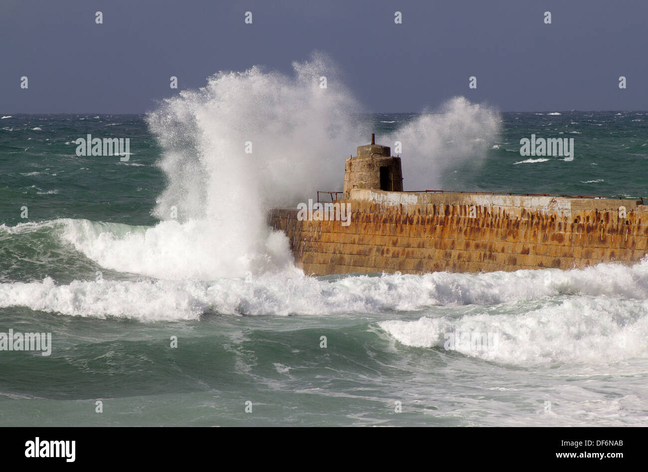 Große weiße Welle brechen Spritzwasser, Portreath Pier, Cornwall England. Stockfoto