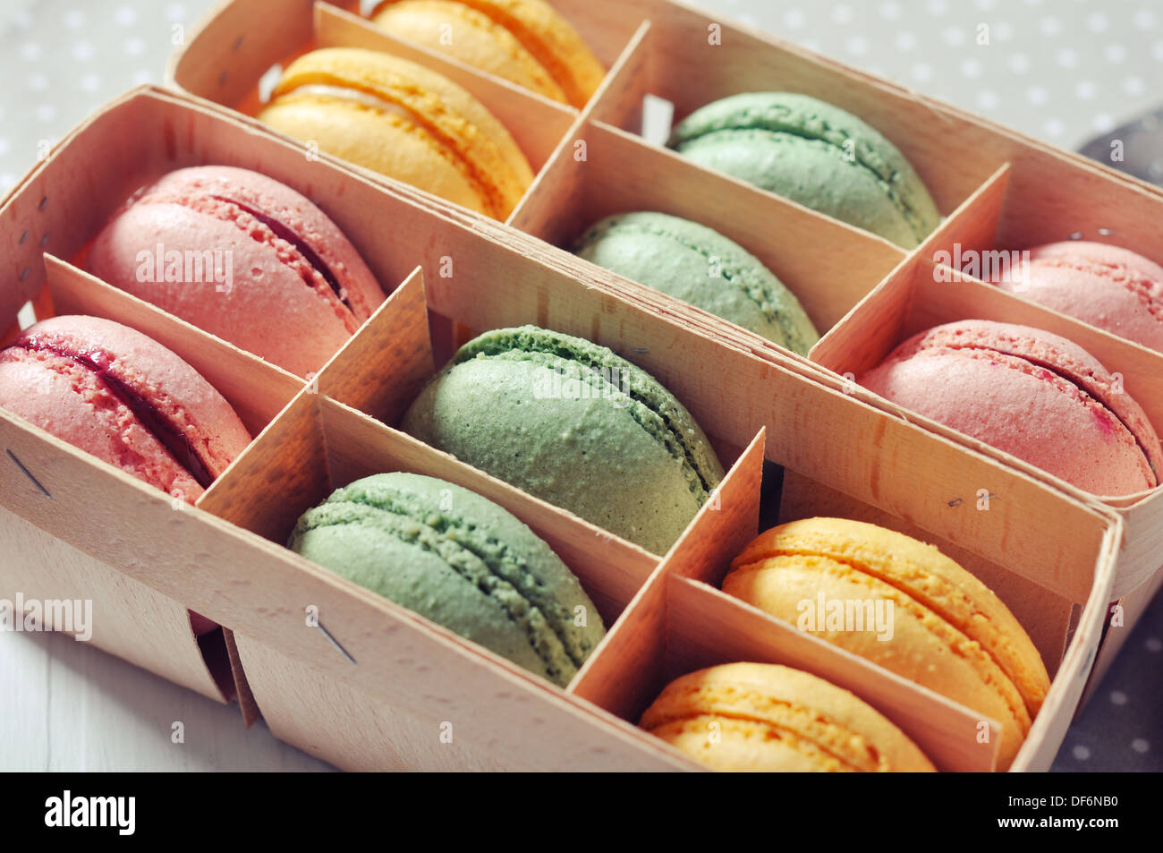 Box mit bunten Macarons auf hellem Hintergrund closeup Stockfoto