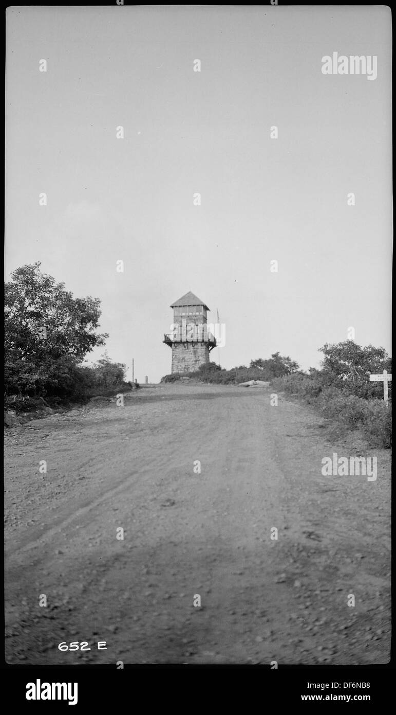Der New Wayah bald Feuerturm befindet sich im Nantahala National Forest in North Carolina und dient als Aussichtspunkt für Waldbrände und andere Notfälle in der Region. Stockfoto