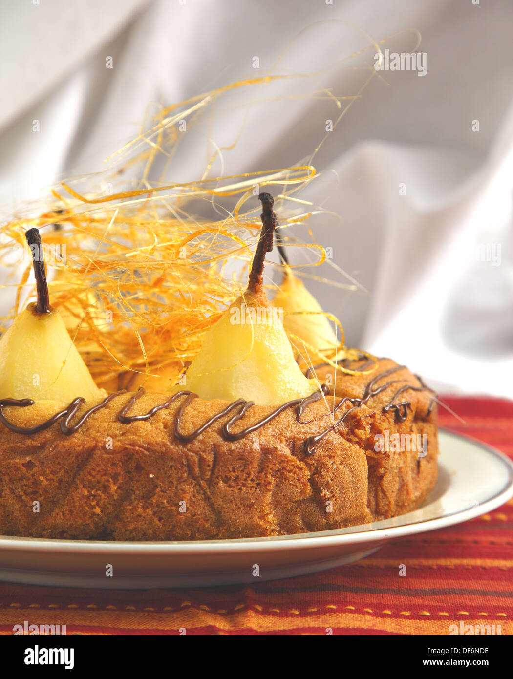 Kuchen mit Birnen mit gesponnenem Zucker Stränge Stockfoto