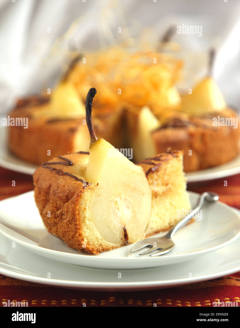 Kuchen mit Birnen mit gesponnenem Zucker Stränge Stockfoto