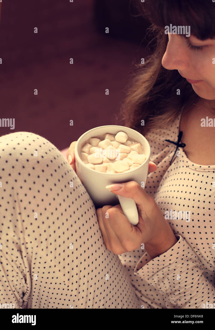 Junge Mädchen und heiße Schokolade mit Marshmallows am Morgen Stockfoto