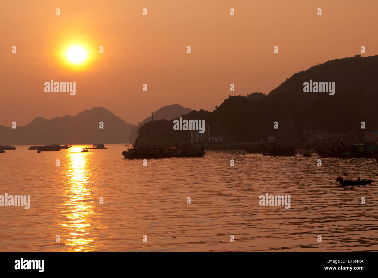 Einen wunderschönen Sonnenuntergang auf Cat Ba Hafen und Lan-Ha-Bucht im nordöstlichen Vietnam. Stockfoto