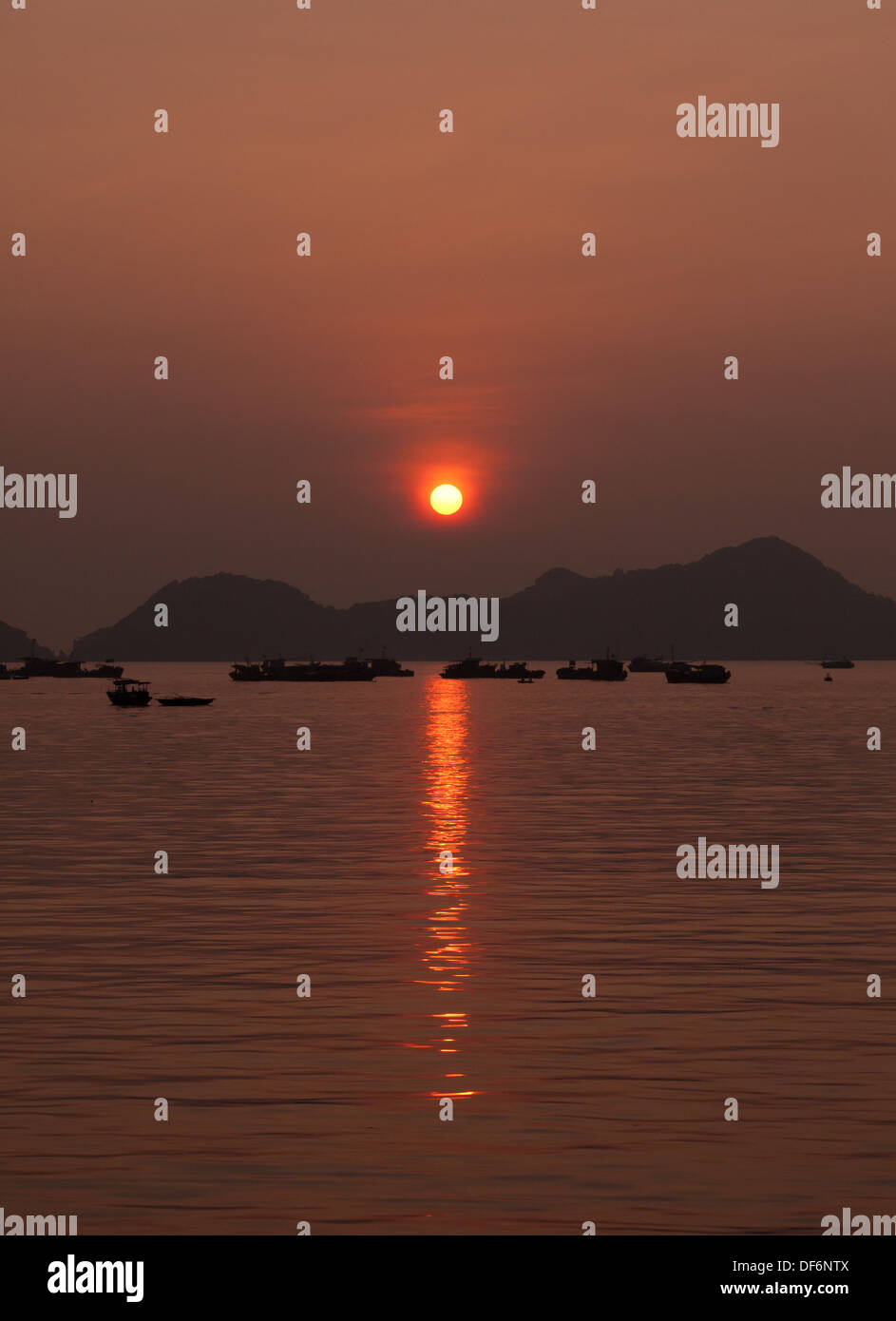Einen wunderschönen Sonnenuntergang auf Cat Ba Hafen und Lan-Ha-Bucht im nordöstlichen Vietnam. Stockfoto
