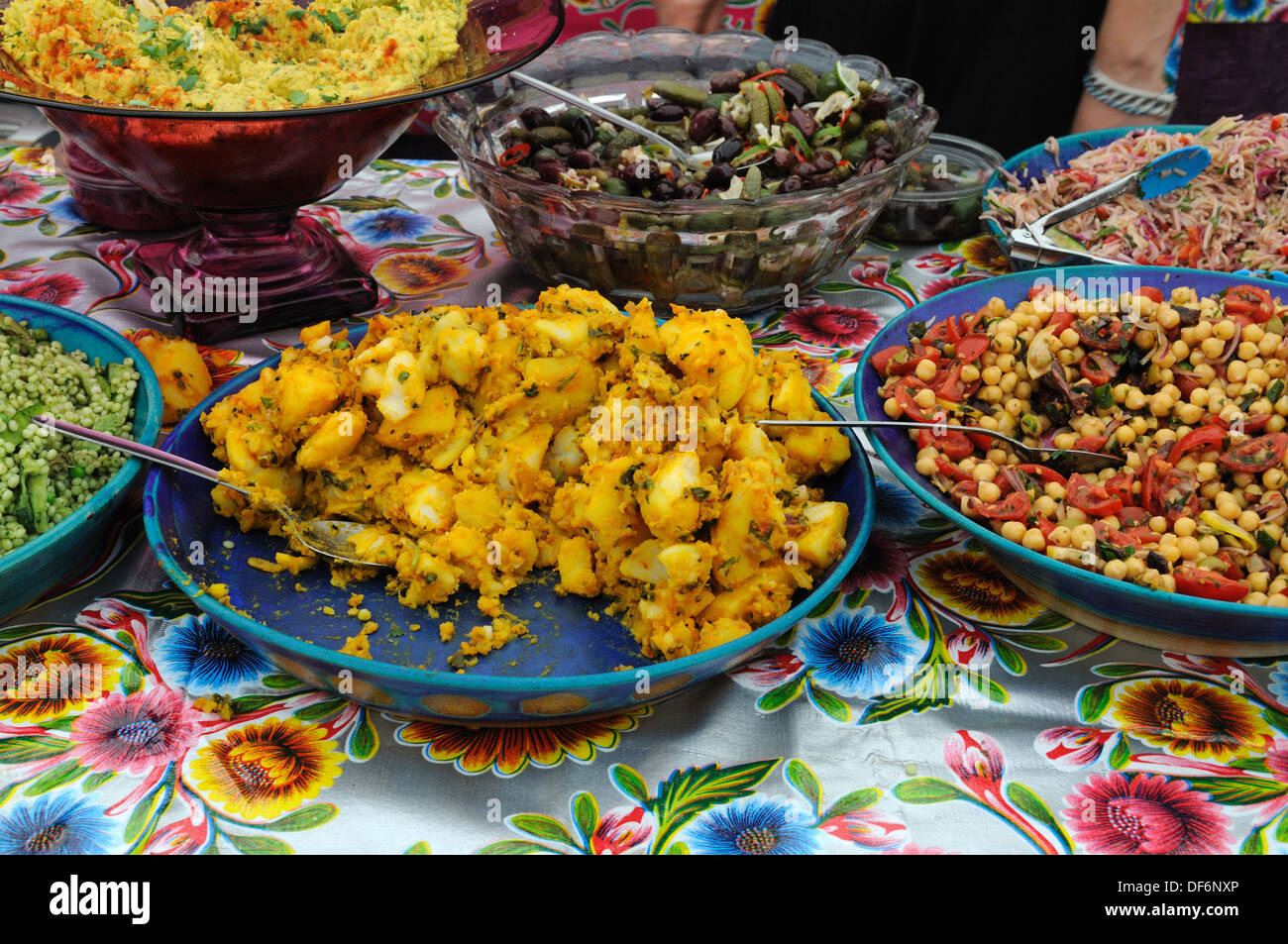 Vegetarisches Essen serviert auf einem bunten Tuch Stockfoto