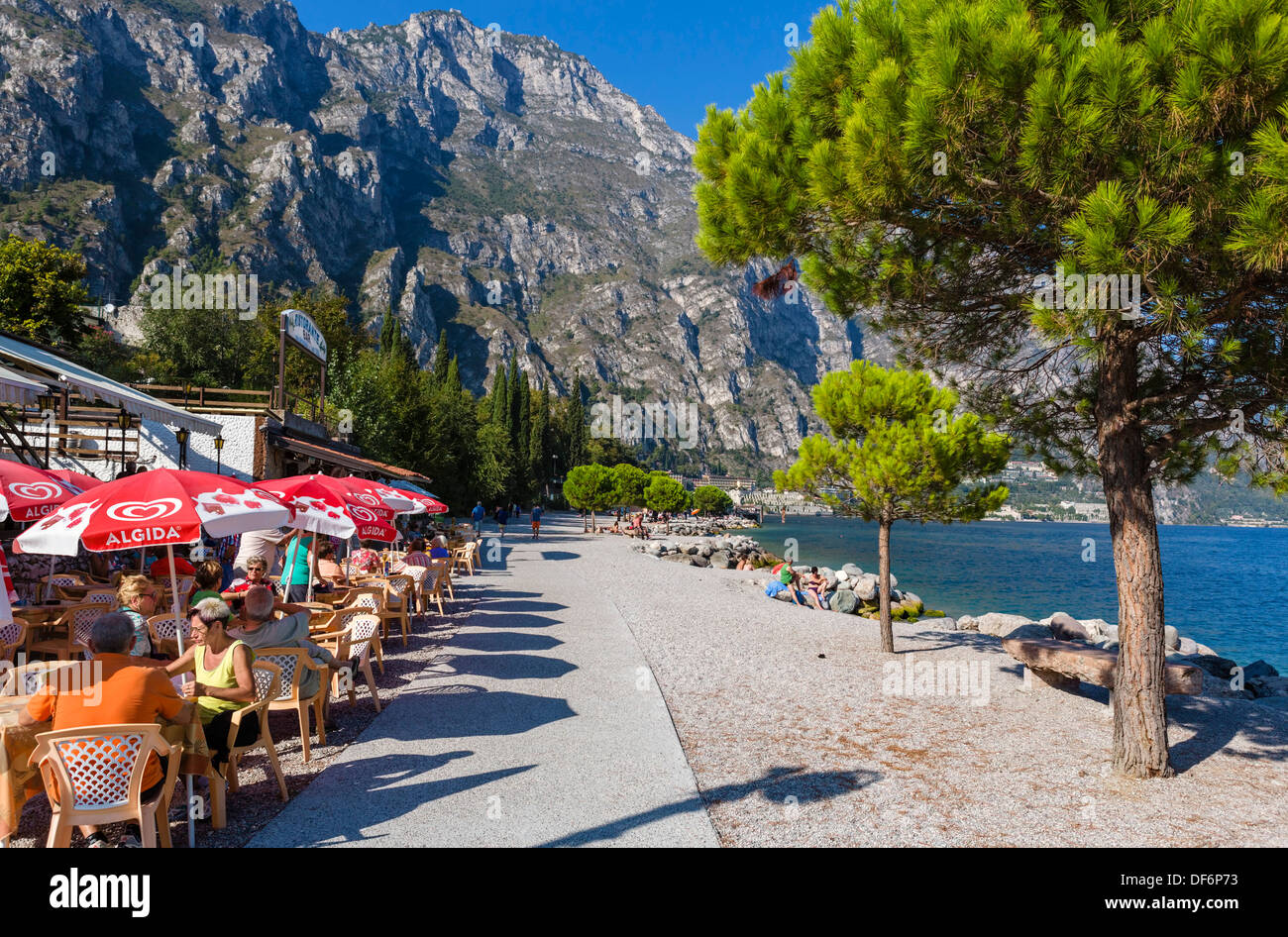 Waterfront Café am Strand von Limone Sul Garda, Gardasee, Lombardei, Italien Stockfoto