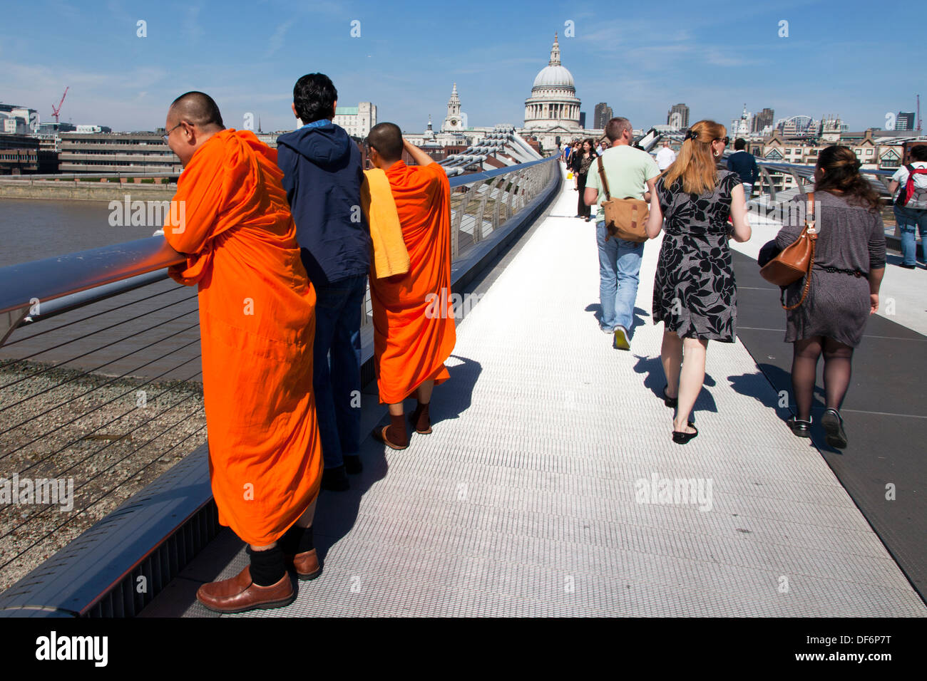 Buddhistische Mönche auf die Millennium Bridge mit St. Pauls Cathedral in Hintergrund, London, England, Großbritannien. Stockfoto