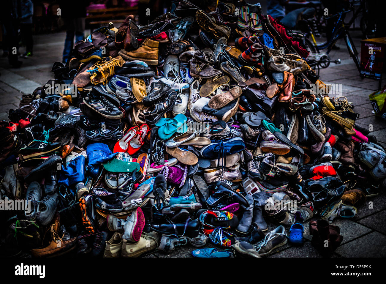 Ein großer bunter Haufen von Schuhen. Dieses wurde verwendet, zu zeigen, wie viel Abfall Menschen produzieren. Es sieht auch ziemlich cool zu! Stockfoto