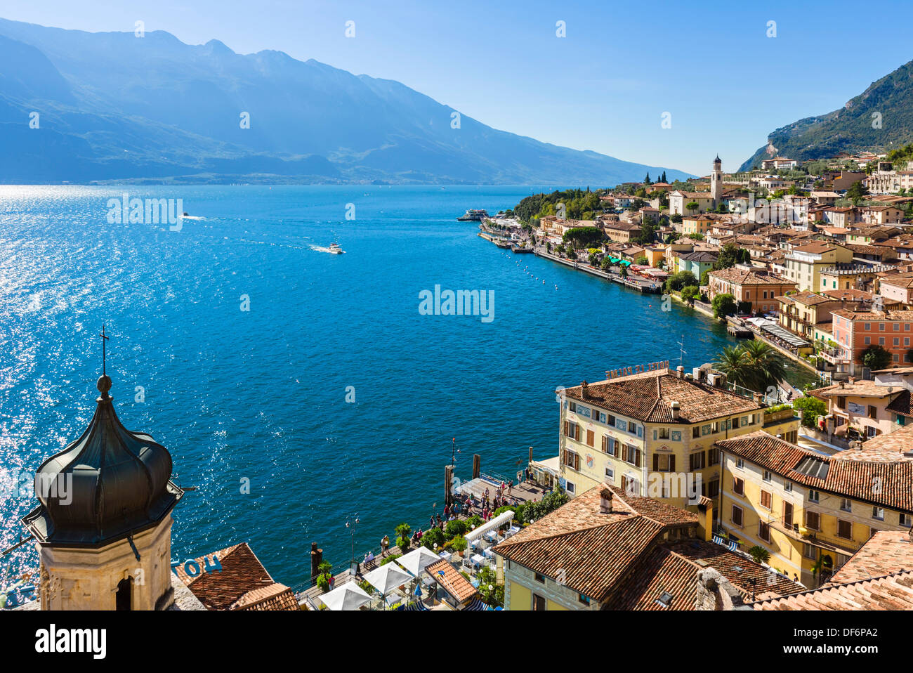 Den Gardasee. Blick über die Stadt und den Hafen von Limone sul Garda, Gardasee, Italienische Seen, Lombardei, Italien Stockfoto