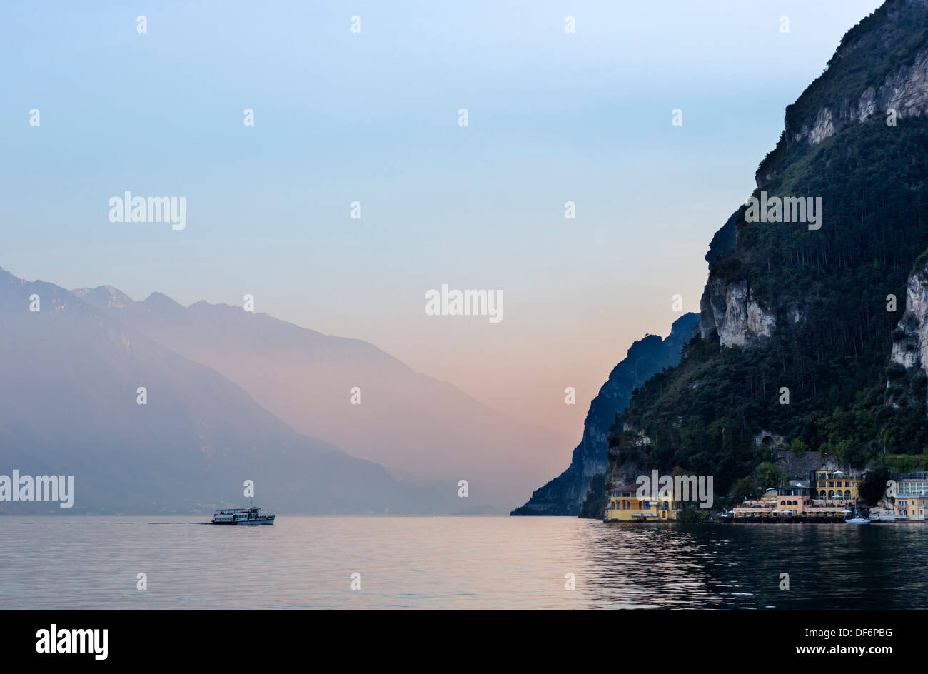 Passagier-Fähre nähert sich Riva del Garda bei Sonnenuntergang, Gardasee, Trentino-Alto Adige, Italien Stockfoto