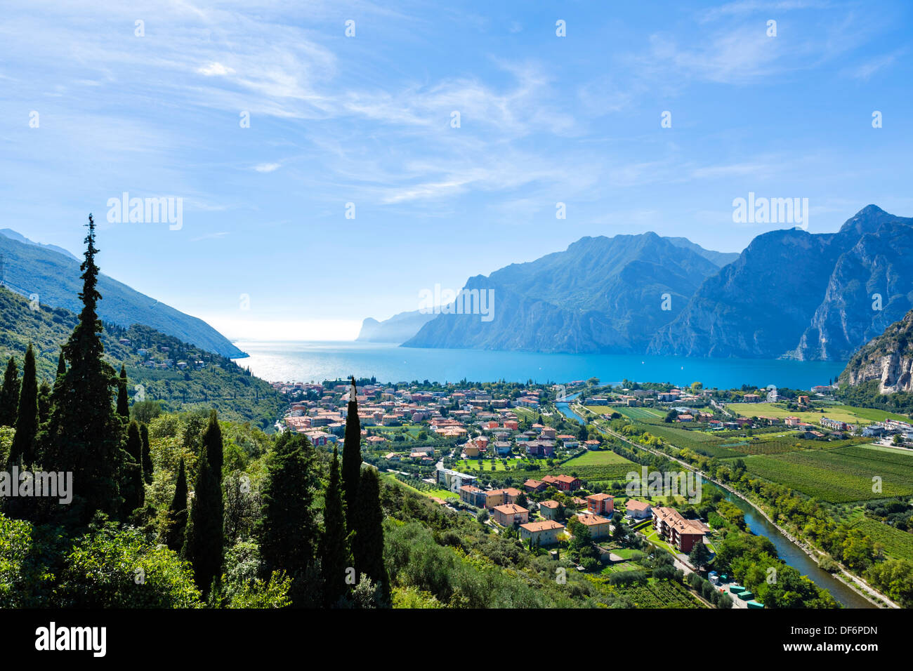 Blick über Torbole und dem nördlichen Ende des Gardasees von der SS240, Gardasee, Trento, Italien Stockfoto
