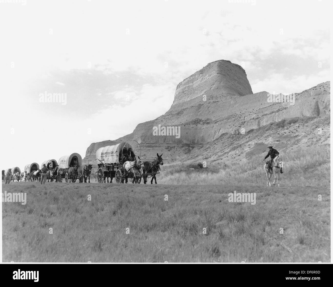 Eine Nachstellung des Oregon Trail, die die Schwierigkeiten und die historische Reise der Pioniere während der Expansion der USA nach Westen zeigt. Die Reenactment gibt Einblicke in die Herausforderungen der Migration des 19. Jahrhunderts. Stockfoto