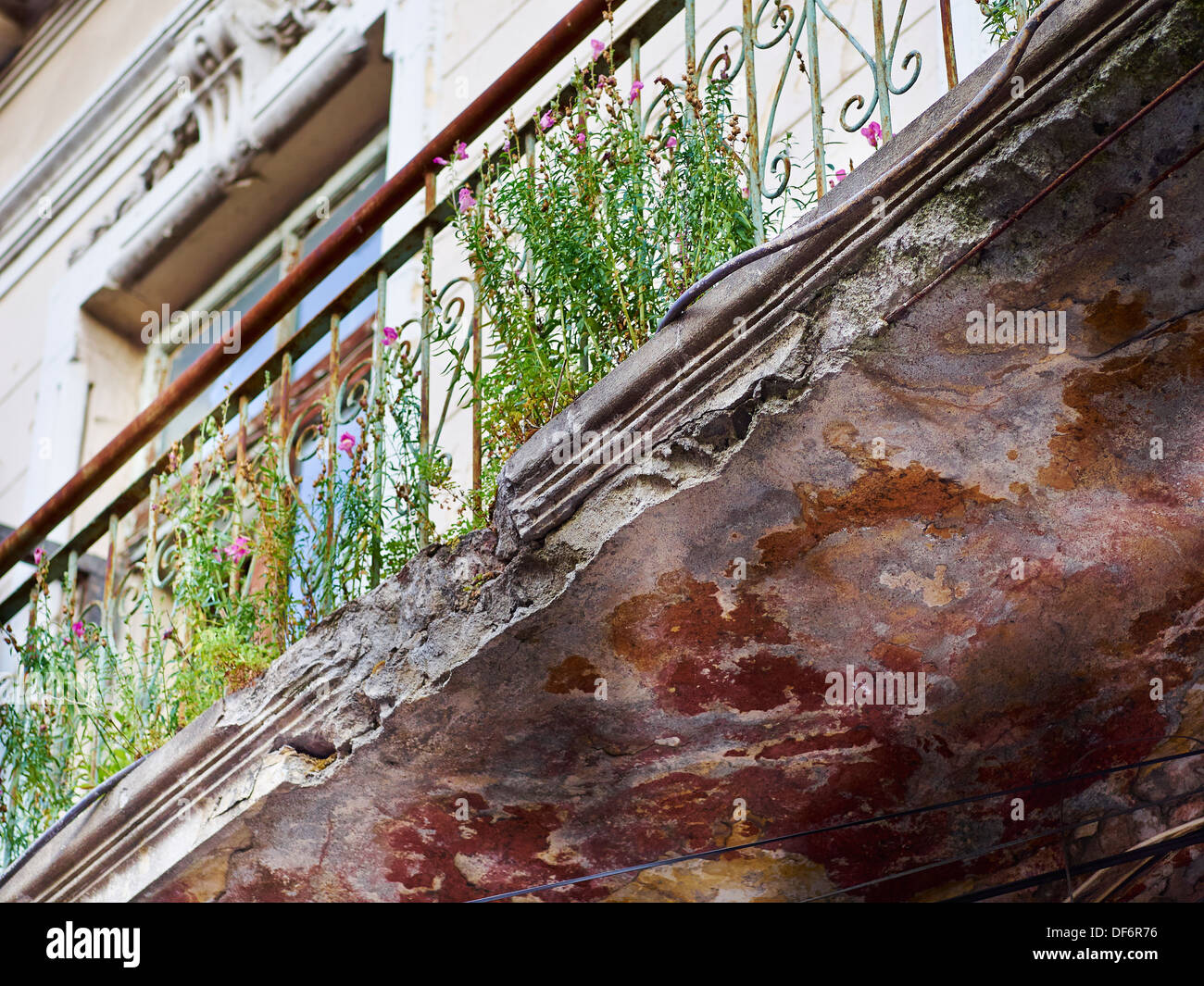 Post-kommunistischen Verfall, Gebäude Verschlechterung, Einkaufsstraße, Craiova, Rumänien, Europa. Stockfoto