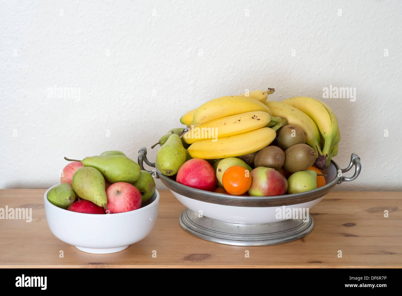 Gut bestückte Früchteschalen auf einem Holztisch Stockfoto