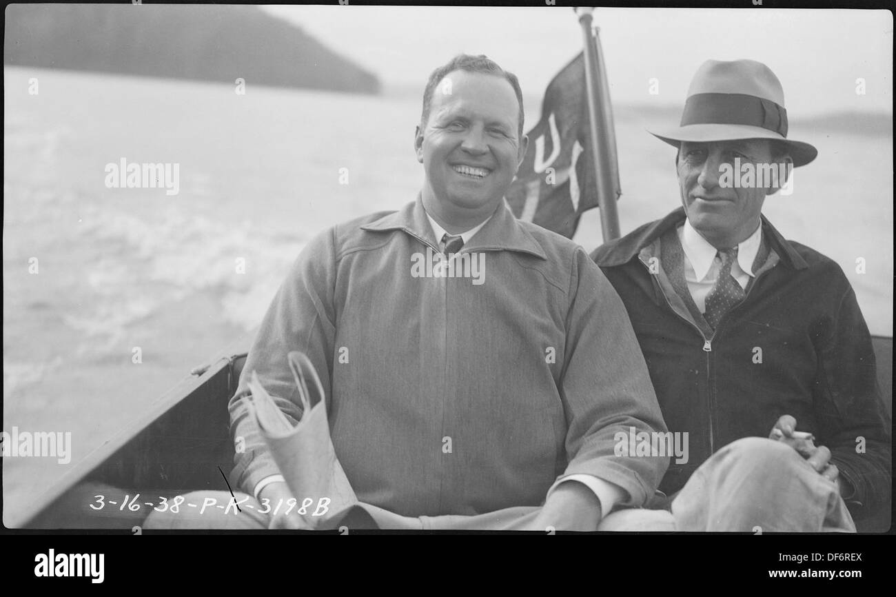 Ein Foto von Pat A. Miller und M.C. Thomas, Mitarbeitern der Tennessee Valley Authority (TVA), die die Beiträge einzelner zur Arbeit der TVA zeigen. Stockfoto
