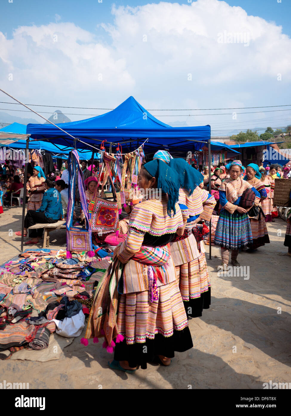 Flower Hmong Frauen bei Bac Ha Markt am Sonntagmorgen in Bac Ha, Provinz Lao Cai, Vietnam. Stockfoto
