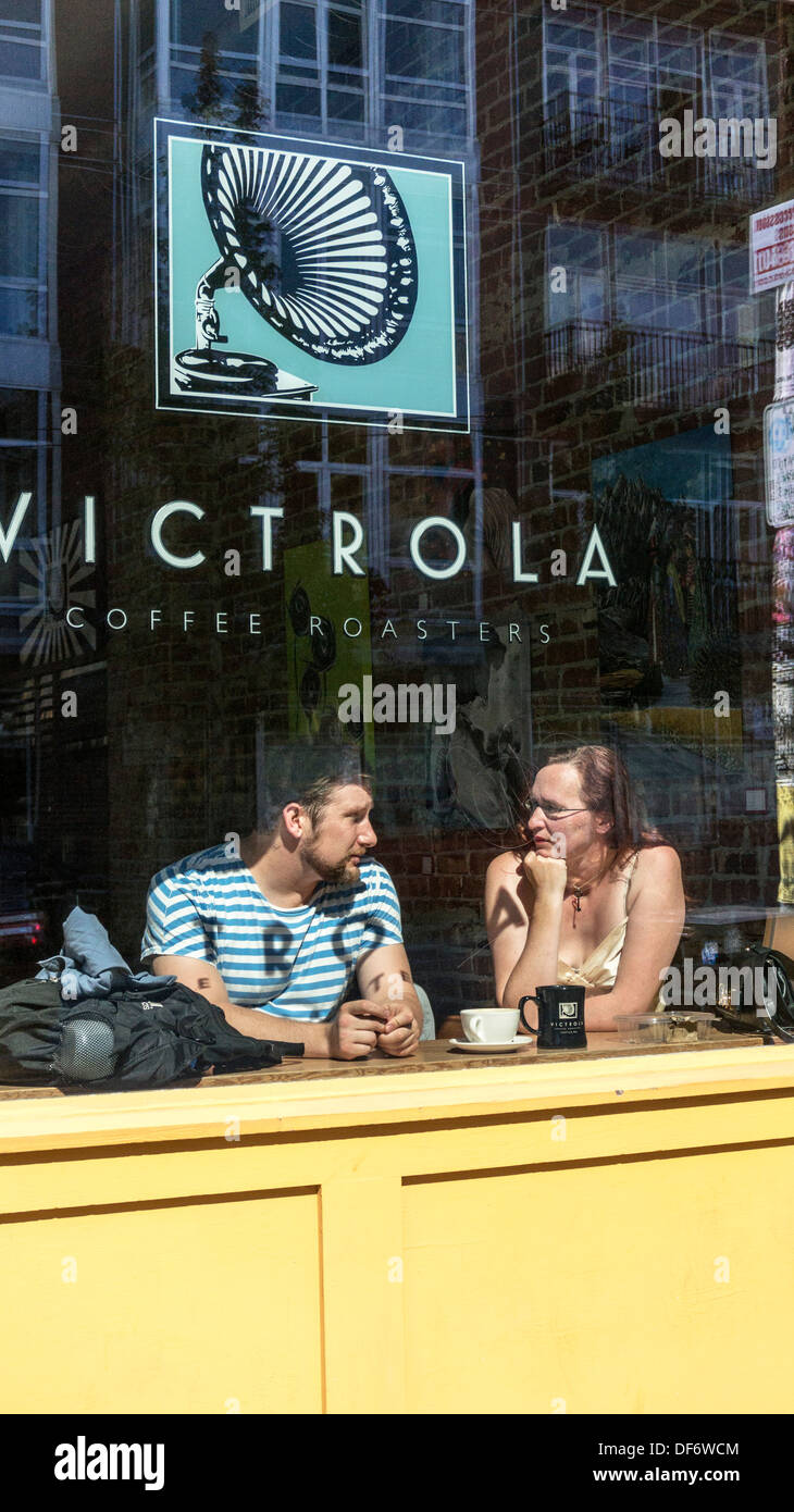 erwachsenes paar faulen sonnigen Sommernachmittag Kaffeetrinken am Fenster-Schalter des gehobenen Retro-Seattle Coffee House genießen. Stockfoto