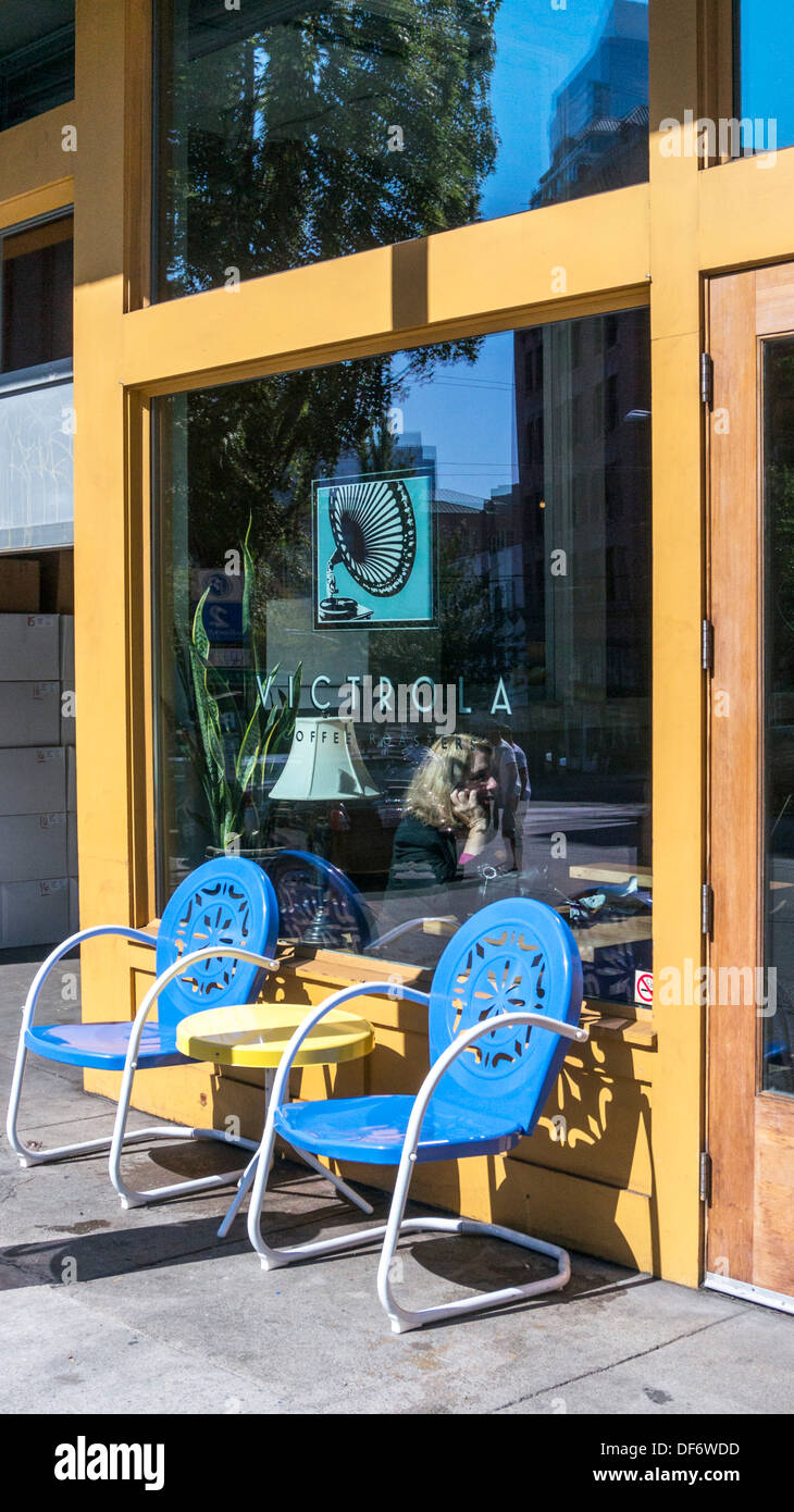 hell blau 30er Jahre Stil im freien Metall Freischwinger mit gemusterten Perforationen im Rücken außerhalb Victrola Retro-Café Stockfoto