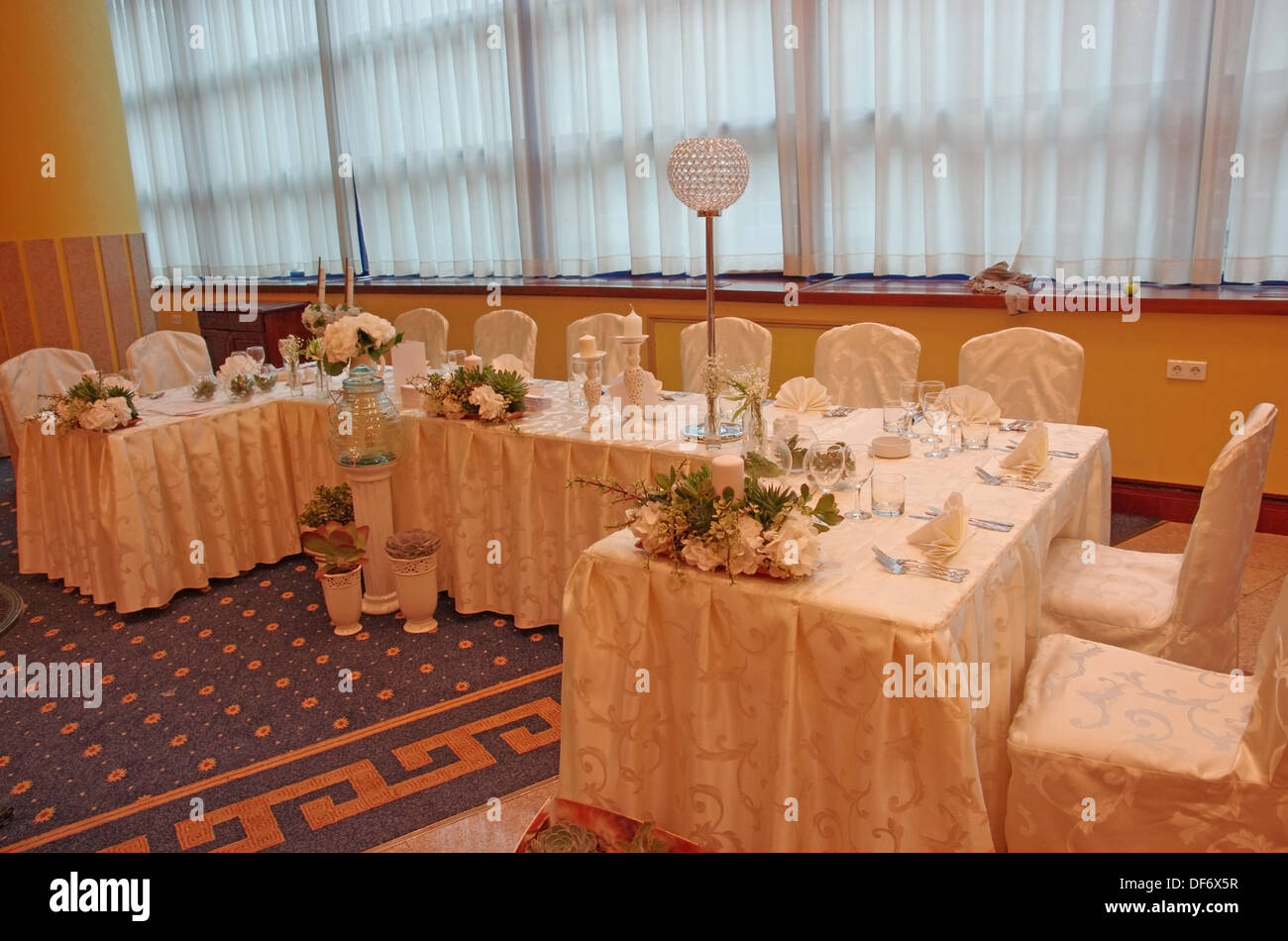 Hochzeitstafel set mit Blumenstrauß Stockfoto