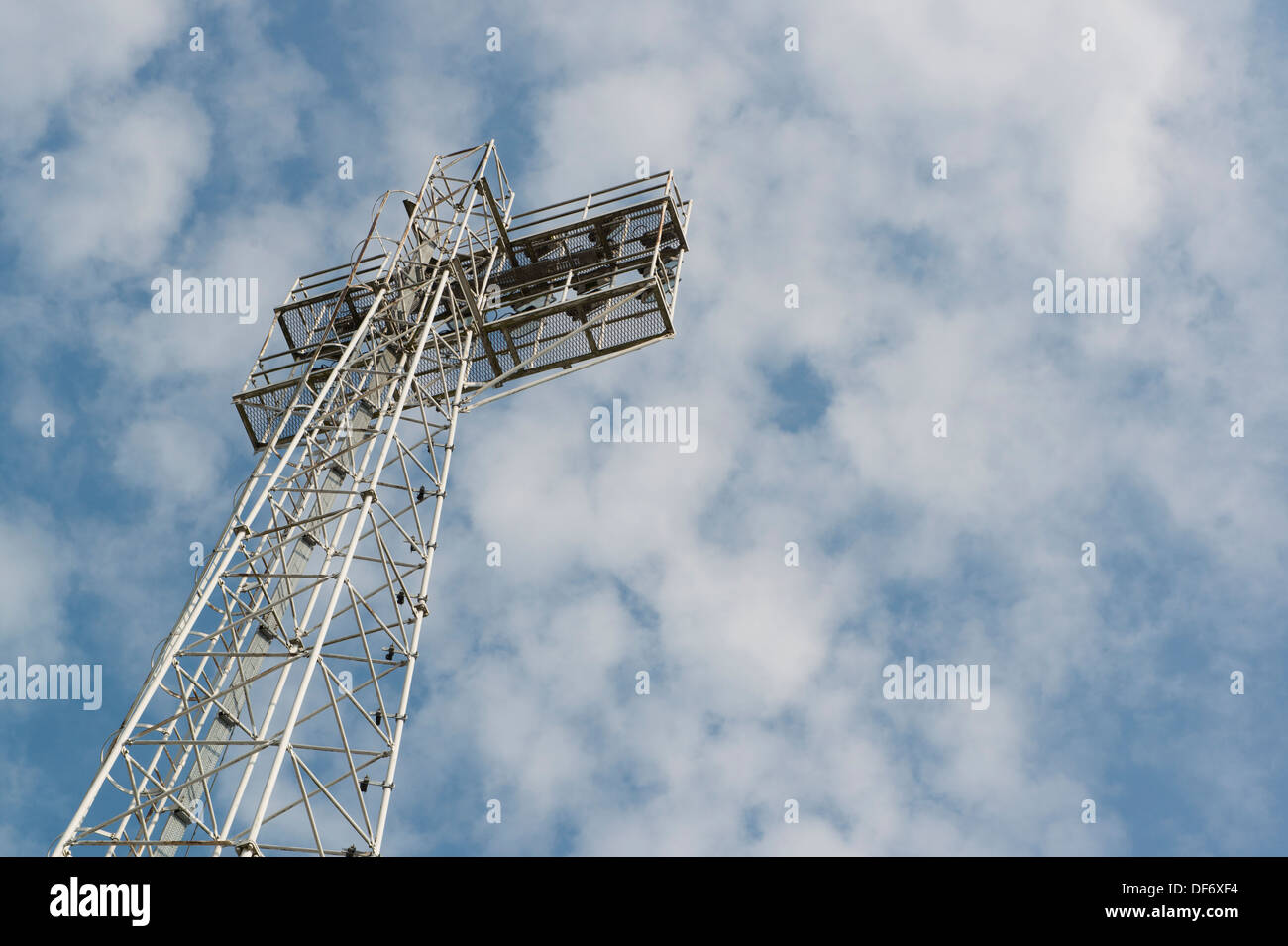 Einen traditionellen aussehende Scheinwerfer an der Glyndwr University Rennbahn Stadion in Wrexham in Nordwales, UK. Stockfoto