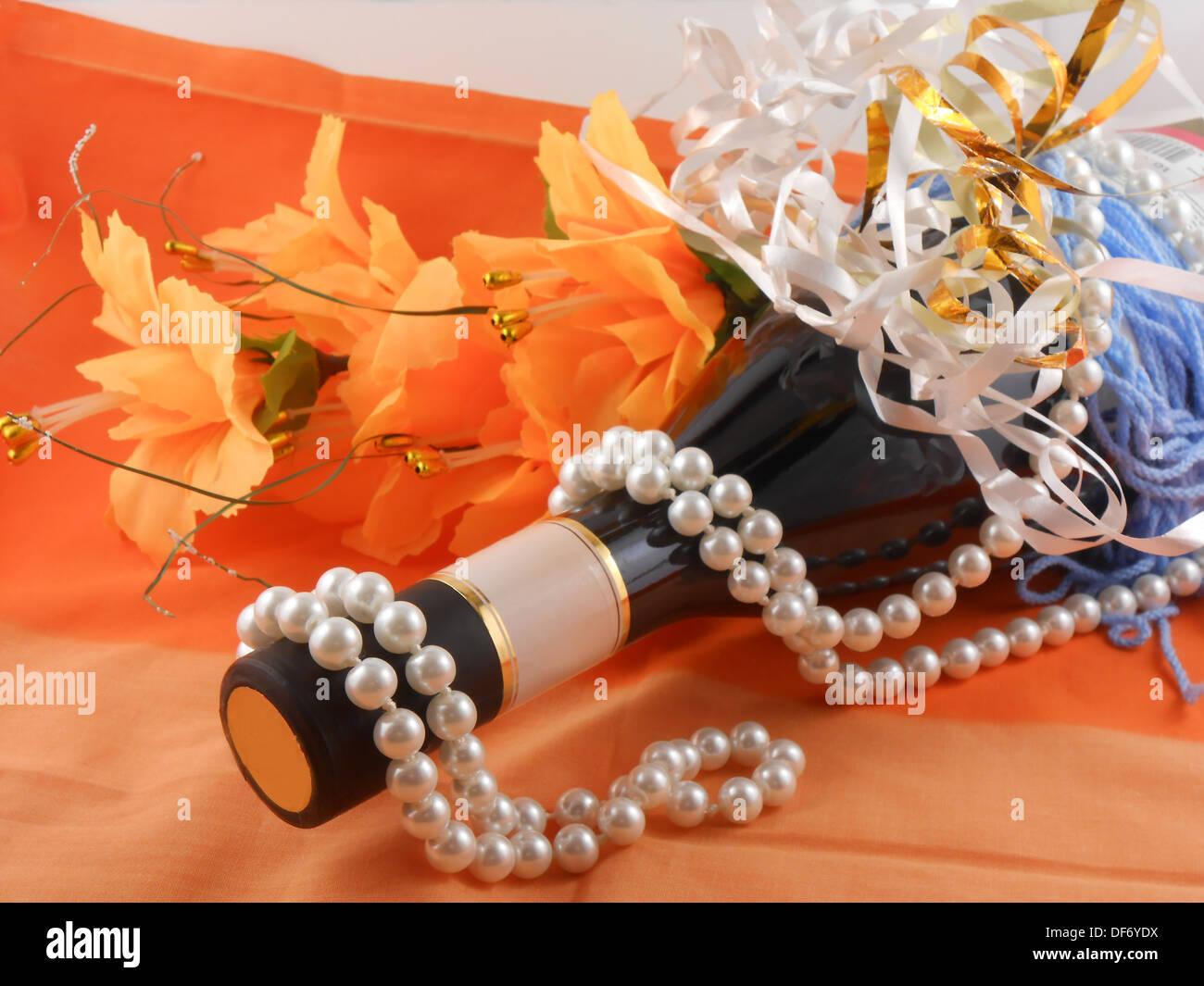 eine Flasche Champagner, Blumen und weißen Diamanten Stockfoto
