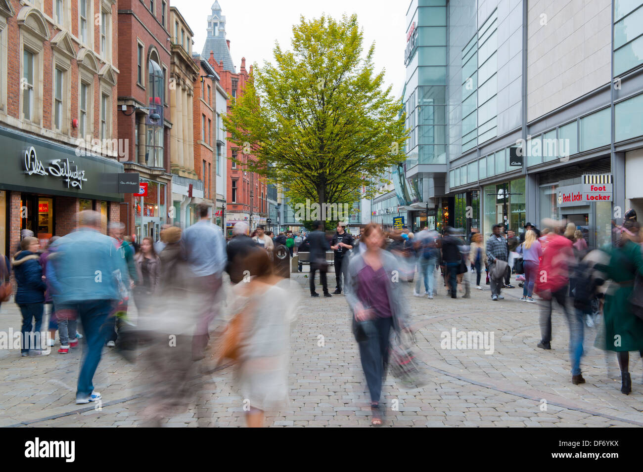 Einen allgemeinen Überblick über einer belebten Markt-Straße, befindet sich in der zentralen Einkaufsviertel von Manchester. Stockfoto