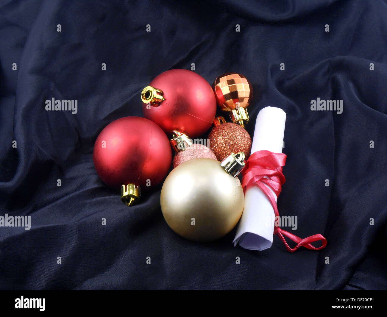 Weihnachtskugeln mit weißem Papier, rote Geschenk Bogen Stockfoto