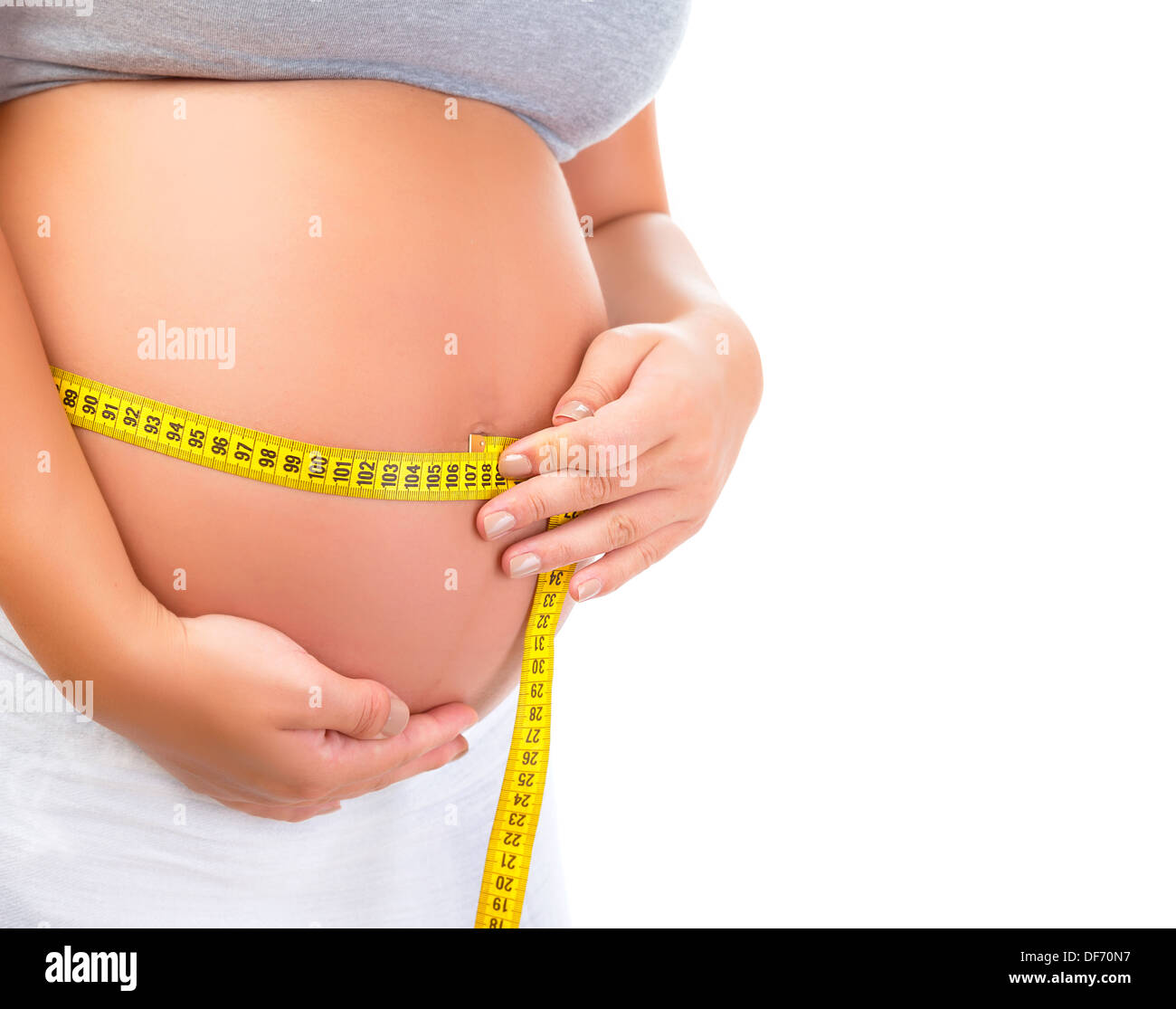Schwangere Frau Bauch, Körperteil, Messung isoliert auf weißem Hintergrund, gelbe Zentimeter, gesunde Schwangerschaft Konzept Stockfoto